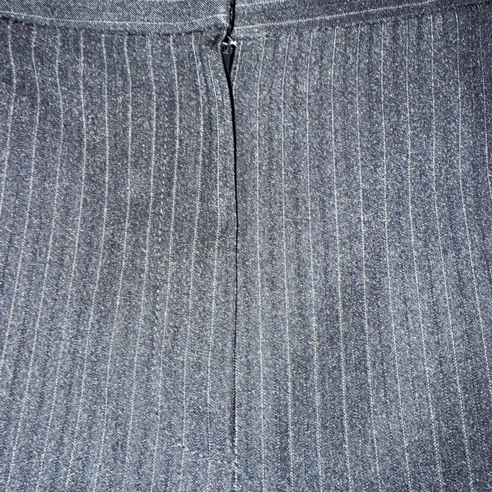 Classic Evan-Picone Woman’s Pinstripe Suit Size 12 - Picture 4 of 10
